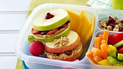 Apfel-Erdnussbutter-Sandwiches Rezept - Foto: LECKER @ Bauer Media Group