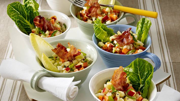 Apfel-Fenchel-Speck-Salat in Tassen Rezept - Foto: House of Food / Bauer Food Experts KG