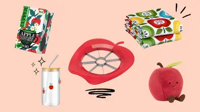 Fünf Apfelgadgets gegen den Herbstblues: Tee, Saftglas, Apfelschneider, Handtücher und ein Apfel-Plüschie - Foto: LECKER @ Bauer Media Group / Nicole Molitor / Canva 
