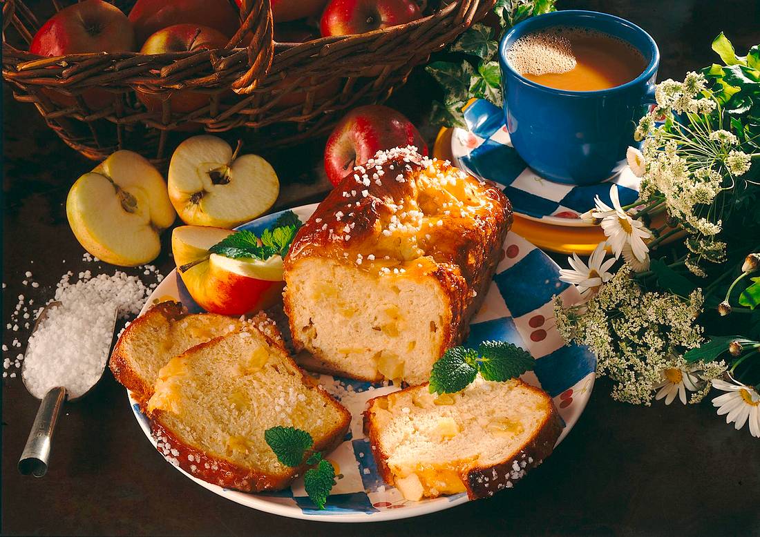 Apfel-Hefekuchen mit Aprikosenglasur Rezept | LECKER
