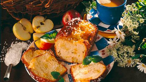 Apfel-Hefekuchen mit Aprikosenglasur Rezept - Foto: Horn