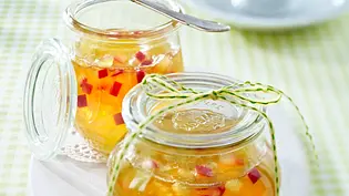 Apfel-Holunderblüten-Gelee mit Prosecco Rezept - Foto: LECKER @ Bauer Media Group Apfel-Holunderblüten-Gelee mit Prosecco Rezept - Foto: LECKER @ Bauer Media Group