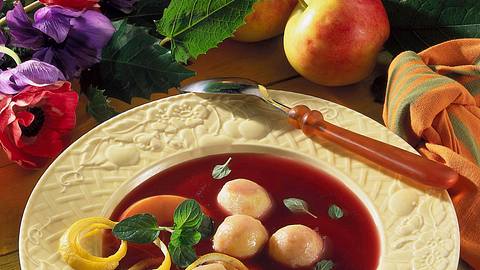 Apfel-Holundersuppe mit Klößchen Rezept - Foto: House of Food / Bauer Food Experts KG