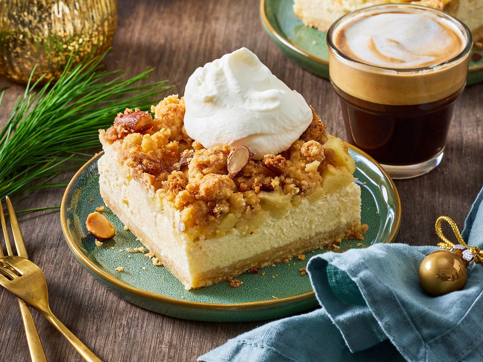 Apfel-Käsekuchen mit gebrannten Mandeln Rezept | LECKER