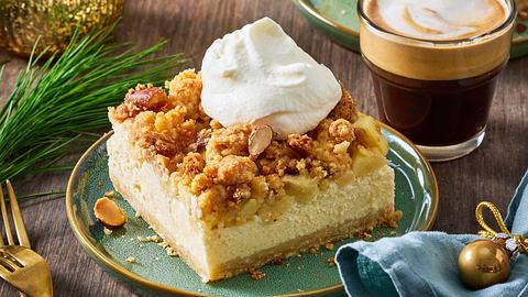 Apfel-Käsekuchen mit gebrannten Mandeln Rezept - Foto: House of Food / Bauer Food Experts KG