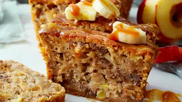 Saftiges Bananenbrot mit Apfelstückchen, Karamellglasur und frischen Bananenscheiben obenauf. - Foto: LECKER @ Bauer Media Group Saftiges Bananenbrot mit Apfelstückchen, Karamellglasur und frischen Bananenscheiben obenauf. - Foto: LECKER @ Bauer Media Group