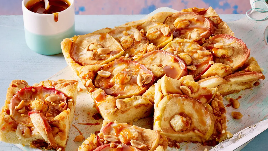 Apfel-Karamell-Kuchen vom Blech Rezept - Foto: LECKER @ Bauer Media Group Apfel-Karamell-Kuchen vom Blech Rezept - Foto: LECKER @ Bauer Media Group