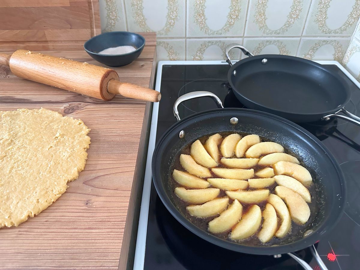 Apfelscheiben bedecken mit einer Lage Karamell den Pfannenboden der Hagen-Groe-Unterpfanne