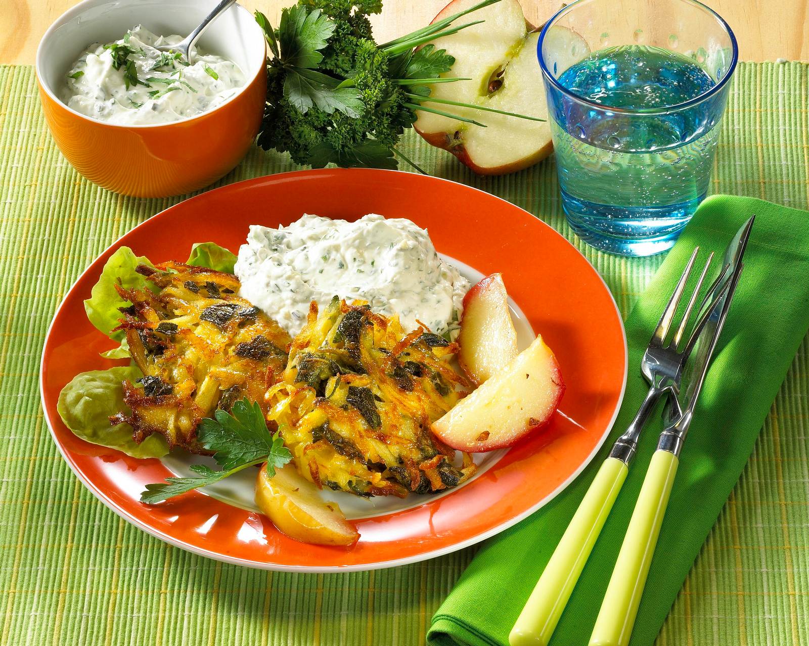 Apfel-Kartoffel-Rösti mit Kräuterquark Rezept | LECKER