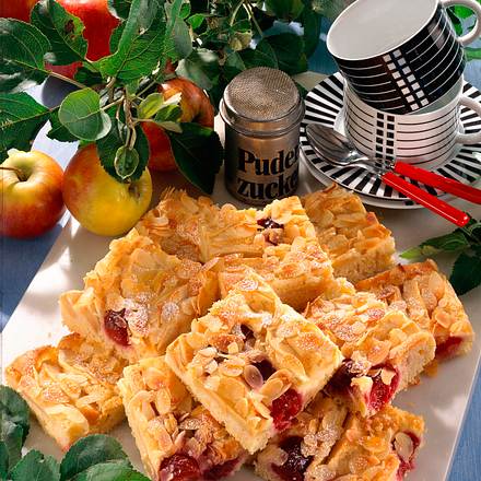 Apfel-Kirsch-Schnitten Rezept Apfel-Kirsch-Schnitten Rezept