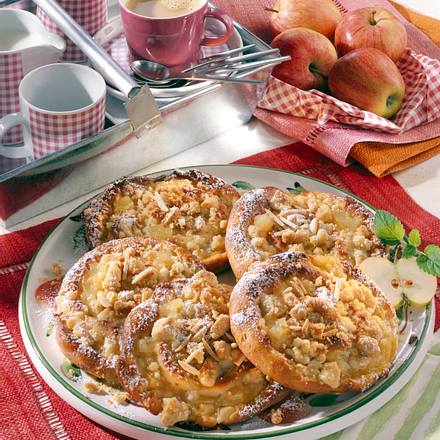 Apfel-Mandel-Schnecke mit Butter-Streuseln Rezept