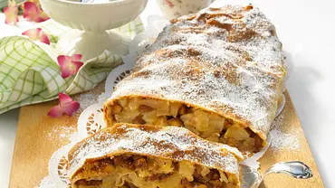 Apfel-Mandel-Strudel Rezept - Foto: LECKER @ Bauer Media Group Apfel-Mandel-Strudel Rezept - Foto: LECKER @ Bauer Media Group