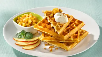 Apfel-Mandel-Waffeln Rezept - Foto: LECKER @ Bauer Media Group
