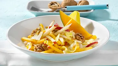 Apfel-Mango-Salat mit Nüssen Rezept - Foto: LECKER @ Bauer Media Group