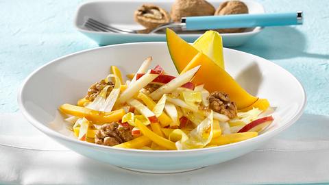 Apfel-Mango-Salat mit Nüssen Rezept - Foto: House of Food / Bauer Food Experts KG