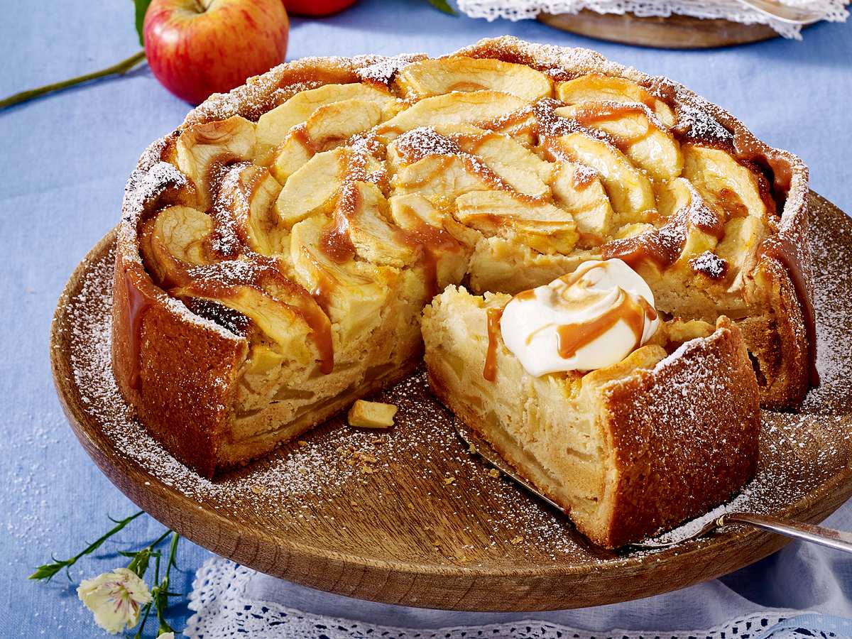 Apfel-Marzipan-Kuchen mit Karamellsoße Rezept