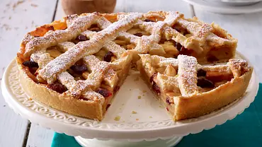Apfel-Marzipan-Tarte mit Gitter Rezept - Foto: LECKER @ Bauer Media Group Apfel-Marzipan-Tarte mit Gitter Rezept - Foto: LECKER @ Bauer Media Group