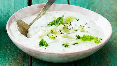 Apfel-Minz-Raita Rezept - Foto: LECKER @ Bauer Media Group