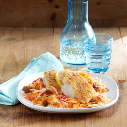 Apfel-Möhren-Salat mit Knusperfisch Rezept Apfel-Möhren-Salat mit Knusperfisch Rezept