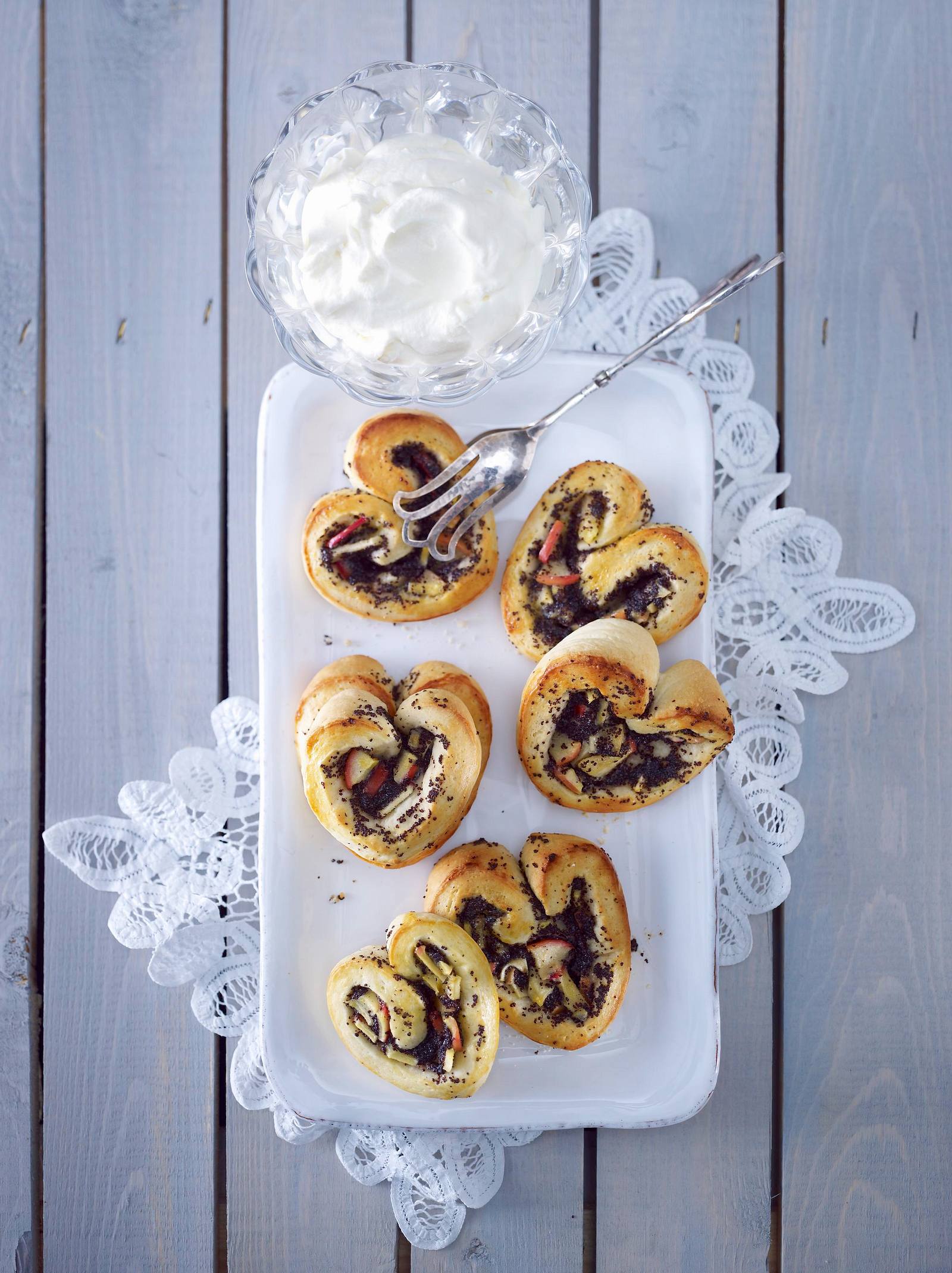 Apfel-Mohn-Herzen aus Hefeteig Rezept | LECKER