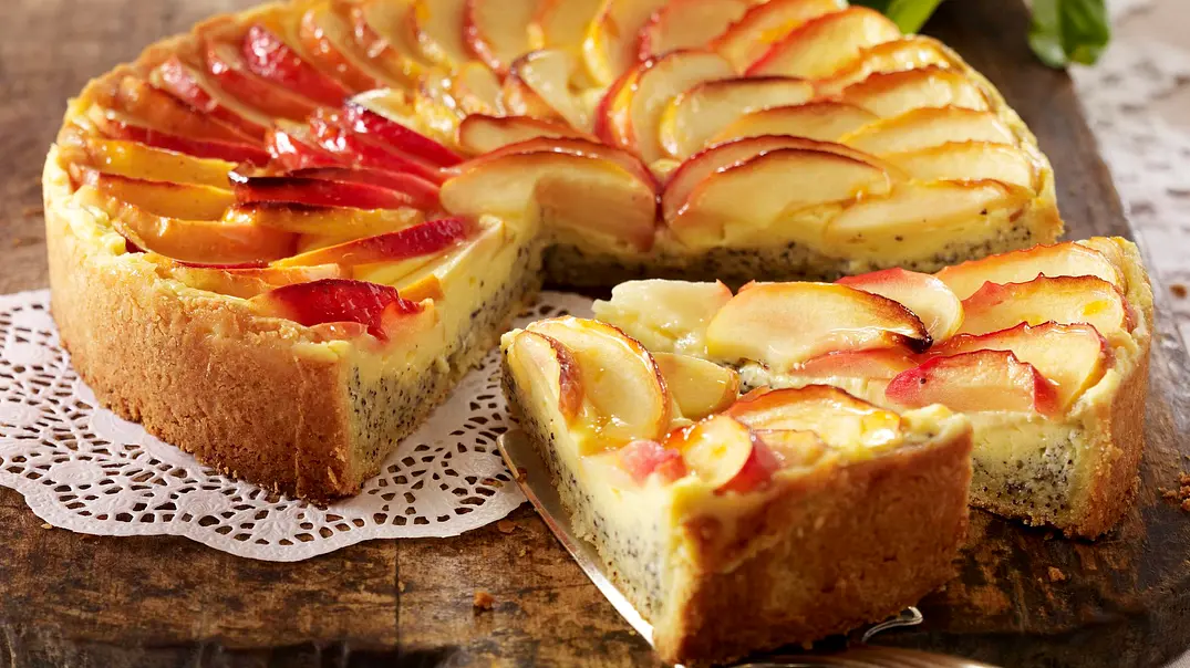 Apfel-Mohn-Kuchen mit Vanillepuddingcreme Rezept - Foto: LECKER @ Bauer Media Group