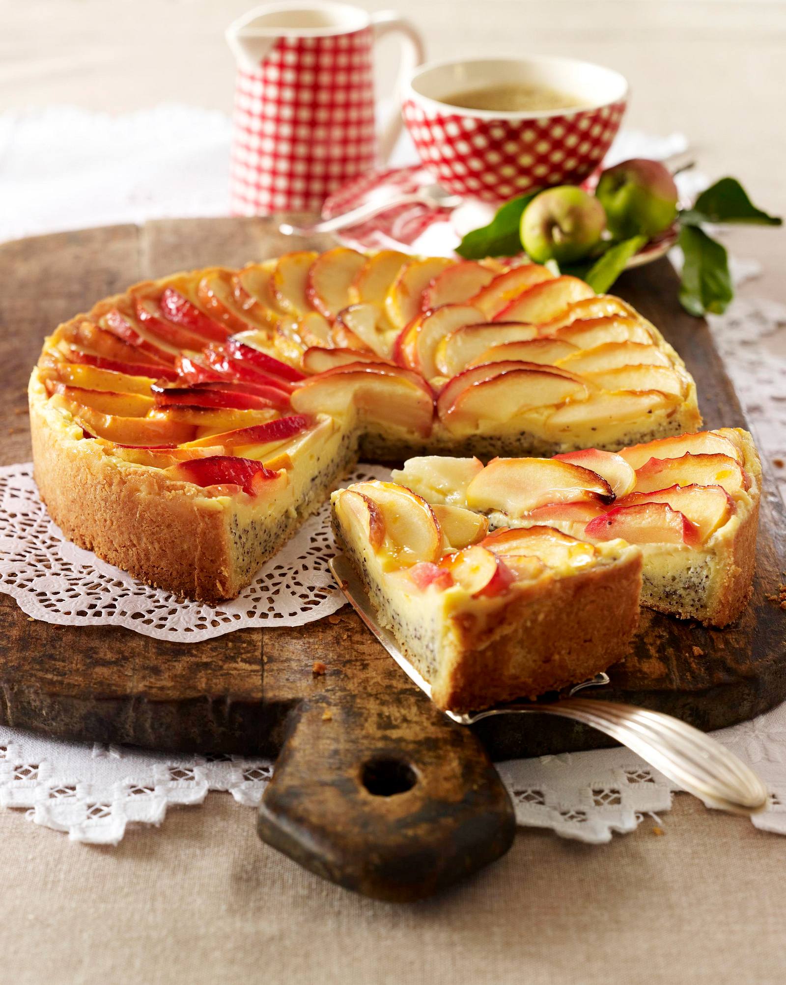 Apfel-Mohn-Kuchen mit Vanillepuddingcreme Rezept | LECKER
