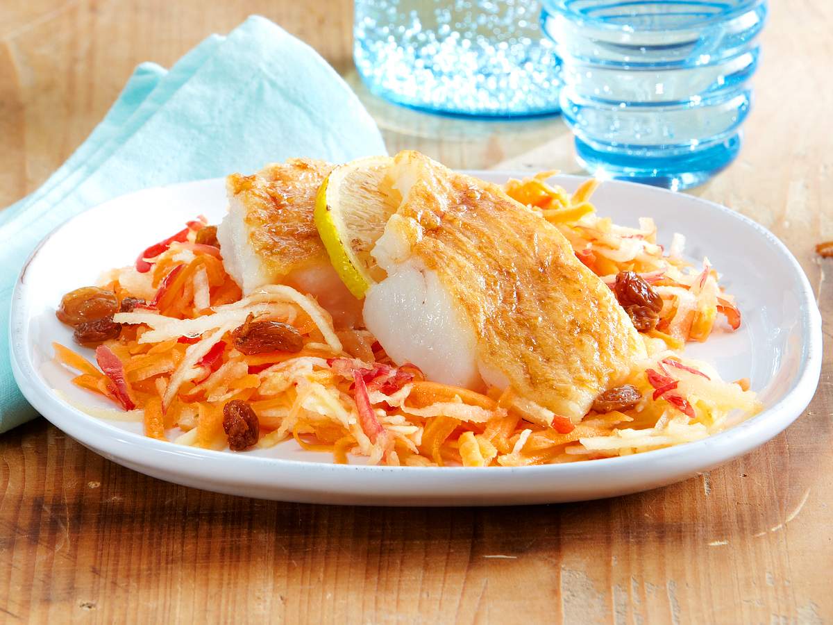 Apfel-Möhren-Salat mit Knusperfisch Rezept