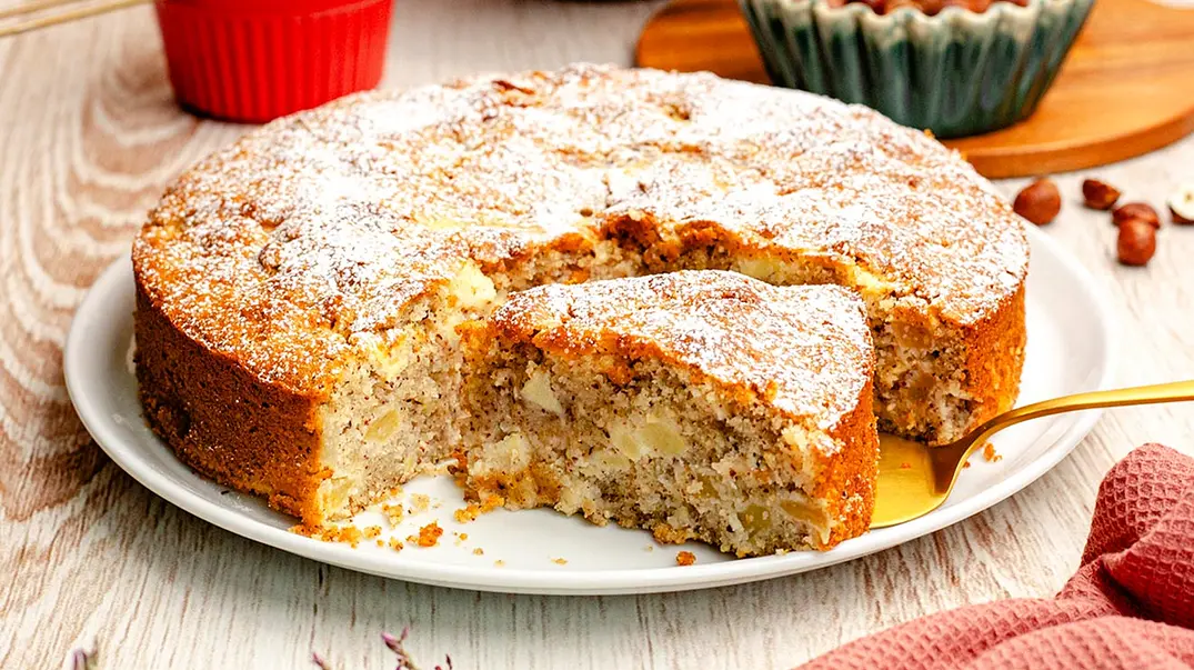 Apfel-Nuss-Kuchen mit Puderzucker - Foto: ShowHeroes für LECKER @ Bauer Media Group Apfel-Nuss-Kuchen mit Puderzucker - Foto: ShowHeroes für LECKER @ Bauer Media Group