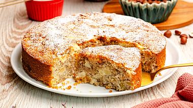 Apfel-Nuss-Kuchen mit Puderzucker - Foto: ShowHeroes