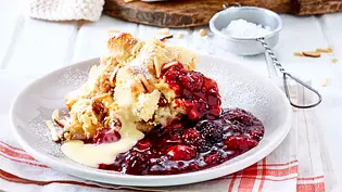 Apfel-Ofenschlupfer mit Beerensoße Rezept - Foto: LECKER @ Bauer Media Group Apfel-Ofenschlupfer mit Beerensoße Rezept - Foto: LECKER @ Bauer Media Group