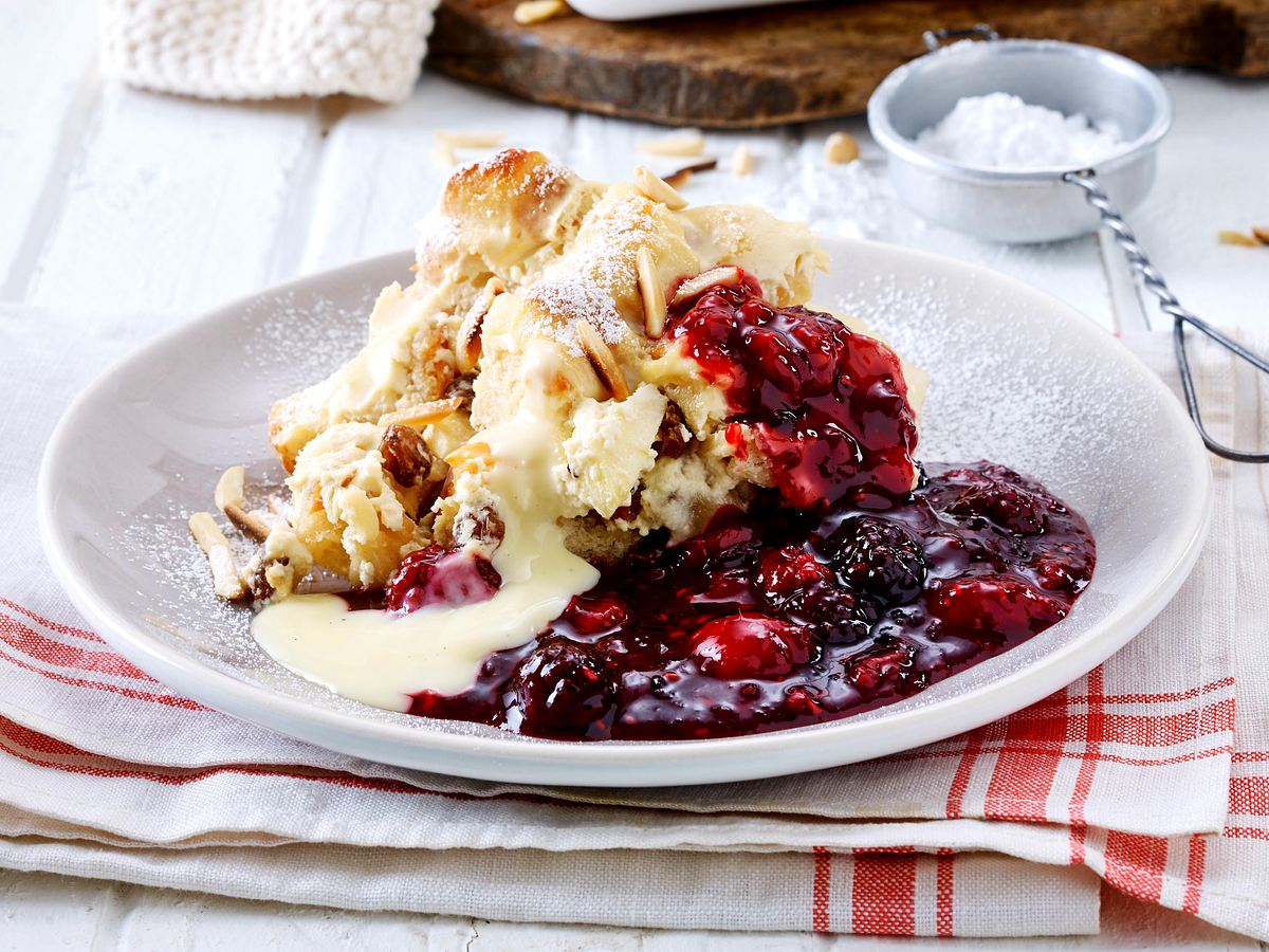 Apfel-Ofenschlupfer mit Beerensoße