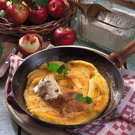 Apfel-Pfannkuchen mit Amaretto-Eis Rezept