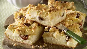 Apfel-Pflaumen-Hefekuchen mit Butterstreusel Rezept - Foto: LECKER @ Bauer Media Group