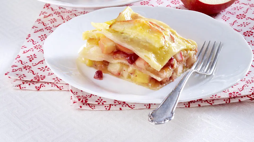 Apfel-Preiselbeer-Lasagne Rezept - Foto: LECKER @ Bauer Media Group