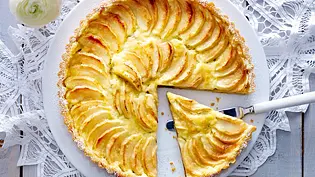 Apfel-Pudding-Tarte Rezept - Foto: LECKER @ Bauer Media Group