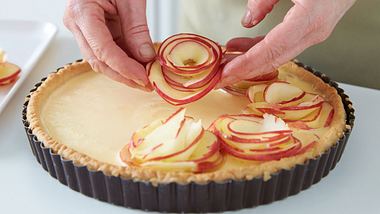 Apfel-Rosenkuchen: Apfelrosen auf den Teig setzen - Foto: House of Food / Bauer Food Experts KG