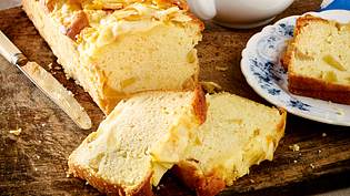 Apfel-Rührkuchen in einer Kasten form gebacken und angeschnitten. - Foto: LECKER @ Bauer Media Group