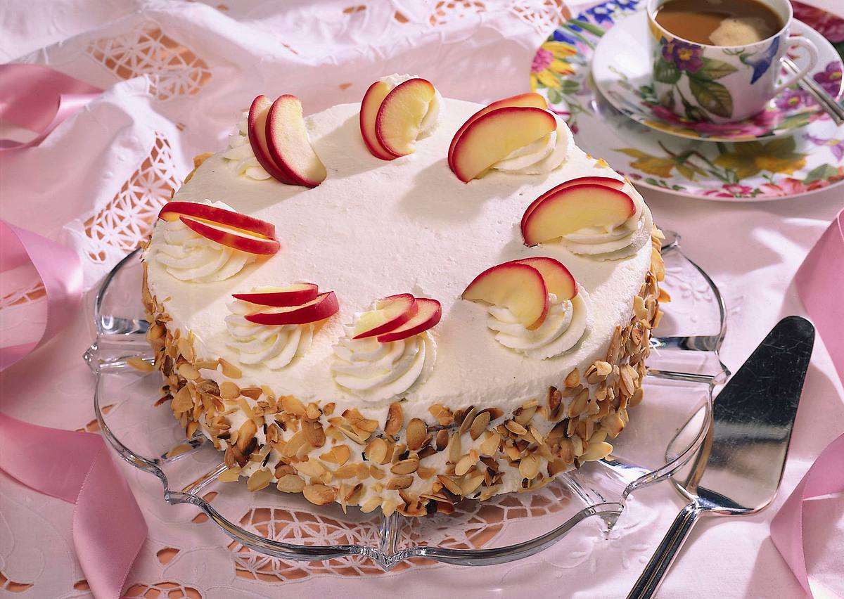 Apfel-Sahne Torte mit Schokoladenbiskuit Rezept