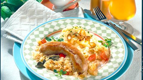 Apfel-Sauerkraut zu Bratwurst und Püree Rezept - Foto: House of Food / Bauer Food Experts KG