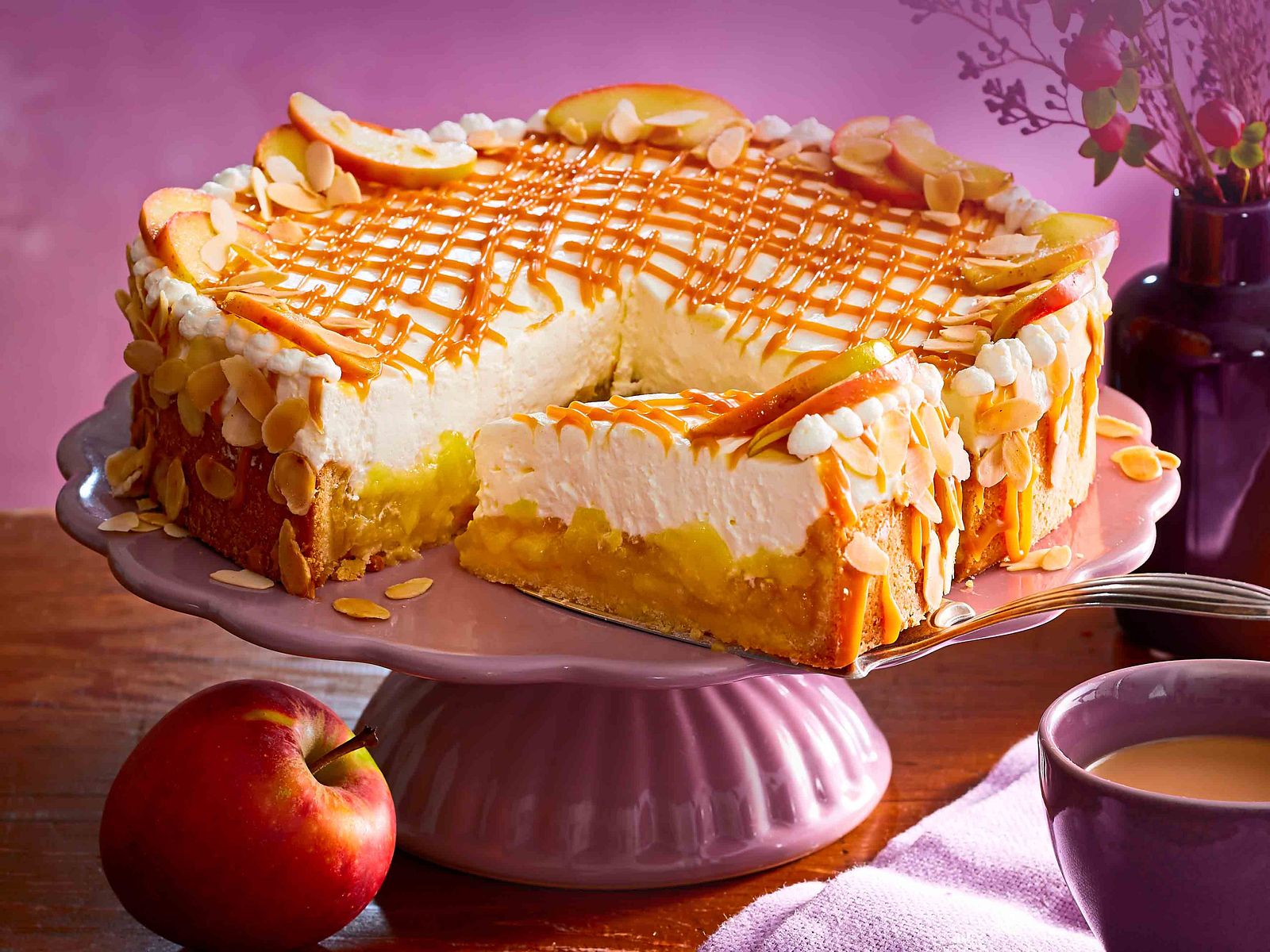 Apfel-Schmandtorte mit Karamellgitter Rezept | LECKER