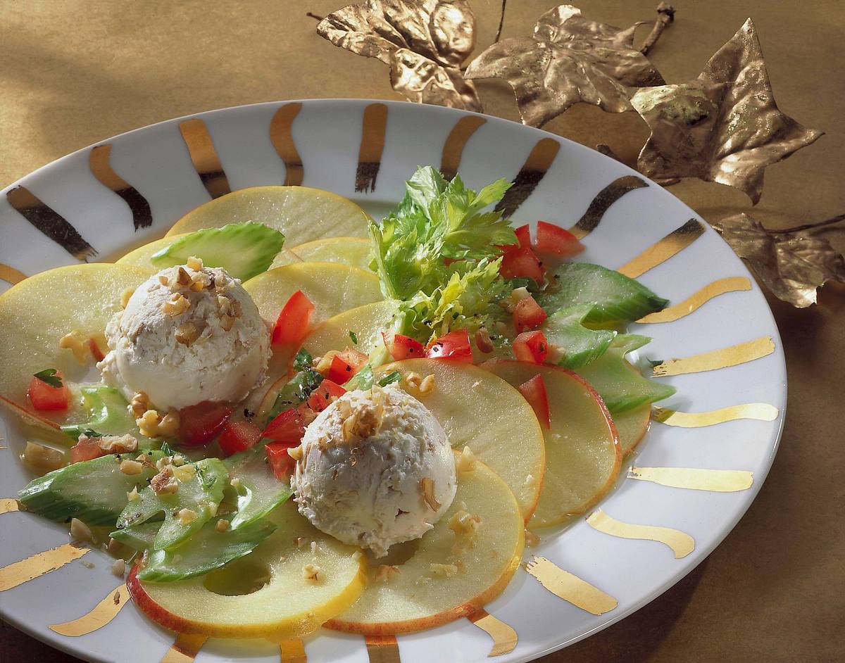 Apfel-Sellerie-Carpaccio mit Nuss-Frischkäsekugeln Rezept