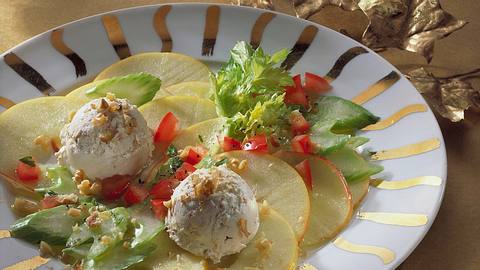 Apfel-Sellerie-Carpaccio mit Nuss-Frischkäsekugeln Rezept - Foto: House of Food / Bauer Food Experts KG