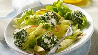 Apfel-Sellerie-Salat mit Kräuter-Frischkäsebällchen und Haselnuss-Vinaigrette Rezept - Foto: LECKER @ Bauer Media Group