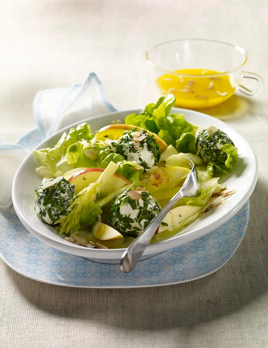 Apfel-Sellerie-Salat mit Kräuter-Frischkäsebällchen und Haselnuss-Vinaigrette Rezept Apfel-Sellerie-Salat mit Kräuter-Frischkäsebällchen und Haselnuss-Vinaigrette Rezept