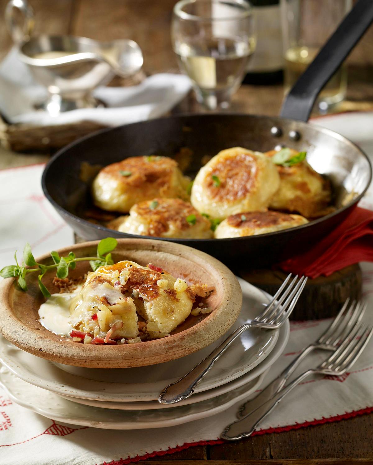 Apfel-Speck-Dampfnudeln mit Weinsoße Rezept