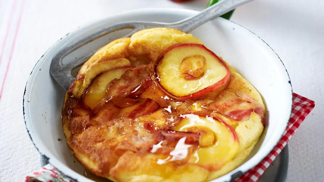 Apfel-Speck-Pfannkuchen mit Ahornsirup Rezept - Foto: LECKER @ Bauer Media Group Apfel-Speck-Pfannkuchen mit Ahornsirup Rezept - Foto: LECKER @ Bauer Media Group