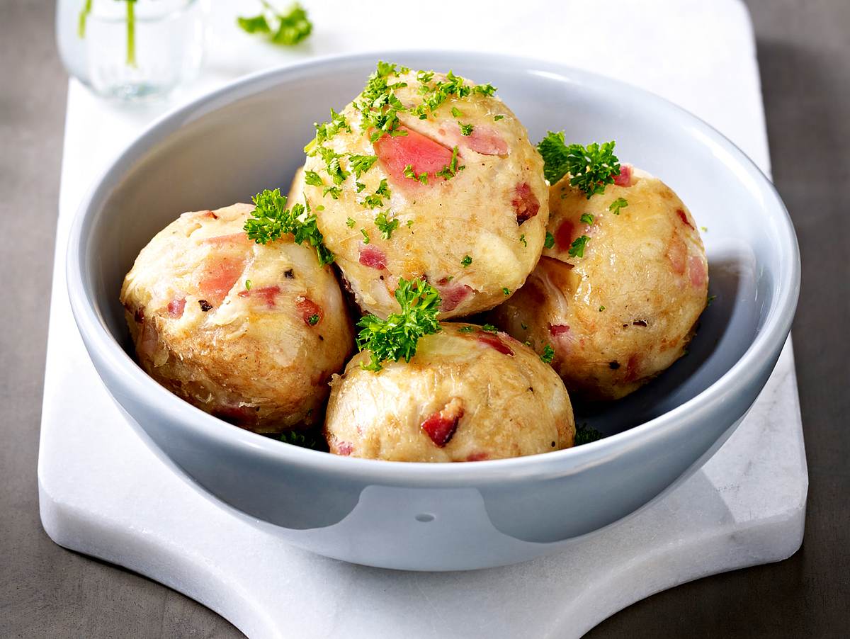 Apfel-Speck-Semmelknödel Rezept