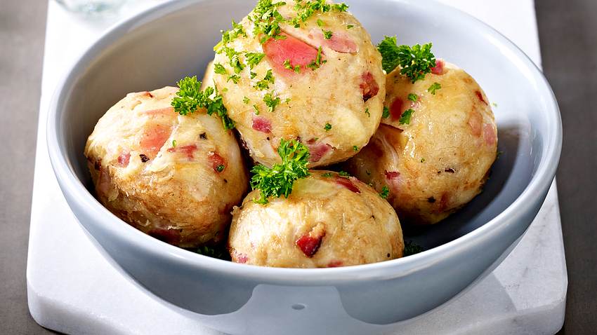 Apfel-Speck-Semmelknödel Rezept - Foto: House of Food / Bauer Food Experts KG