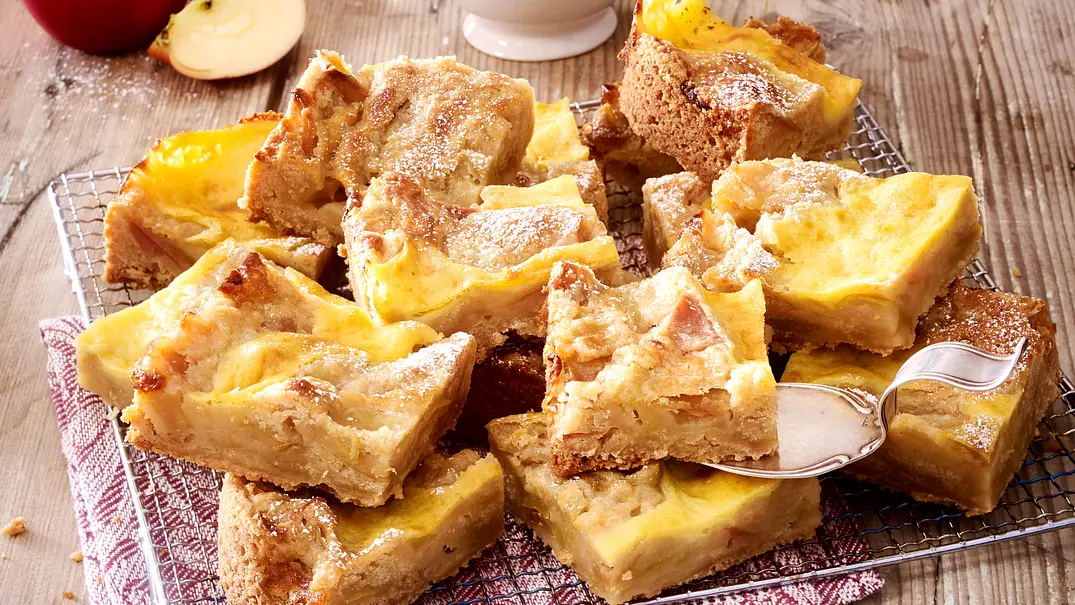 Apfel-Streuselkuchen mit gebackener Vanillesoße Rezept - Foto: LECKER @ Bauer Media Group Apfel-Streuselkuchen mit gebackener Vanillesoße Rezept - Foto: LECKER @ Bauer Media Group