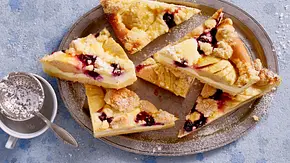 Apfel-Streuselkuchen mit schwarzen Johannisbeeren Rezept - Foto: LECKER @ Bauer Media Group